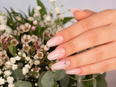 ongles mariée strass